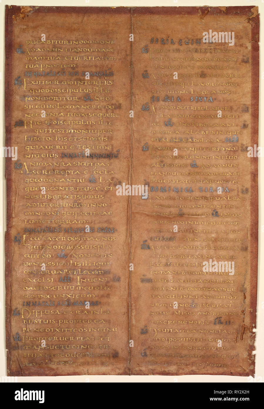 Bifolium excisés d'une progressive carolingienne (recto), ch. 830-860. L'Allemagne ou le nord-est de la France, 9e siècle. L'or et l'argent de l'encre sur parchemin pourpre ; feuille : 29 x 10 cm (3 7/16 x 11 15/16 in.) ; pans : 39,4 x 52,1 x 3,2 cm (15 1/2 x 20 1/2 x 1 1/4 in Banque D'Images