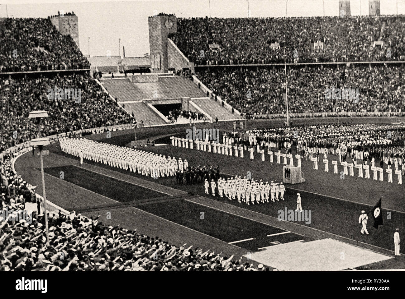 Jeux Olympiques de 1936 Berlin - Allemands accueillir leur équipe olympique avec le salut nazi à l'Aux Jeux Olympiques de Berlin 1936 Banque D'Images