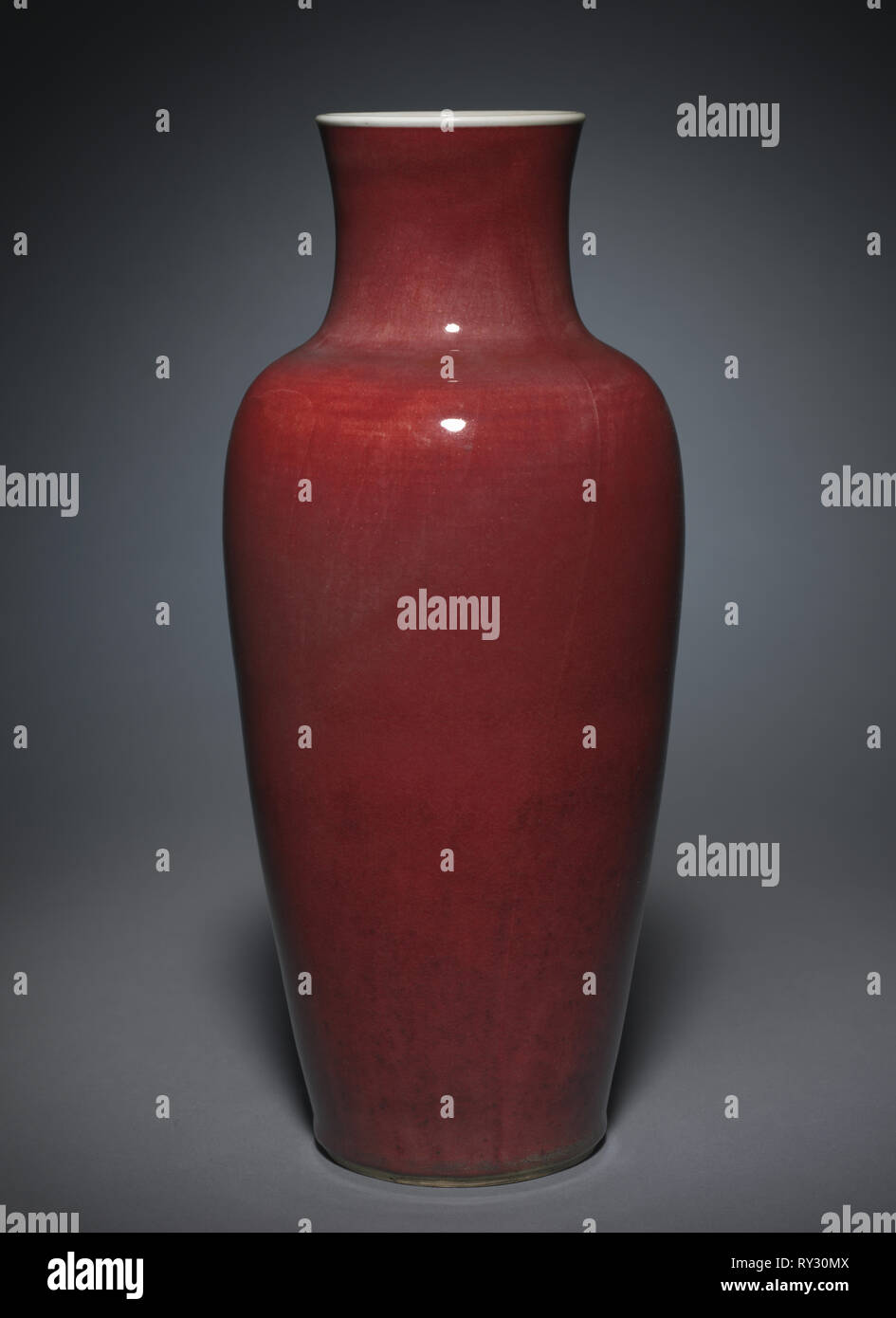 Vase, 1662-1722. La Chine, la province de Jiangxi, Jingdezhen, dynastie des Qing (1644-1911), marque et période Kangxi (1662-1722). Porcelaine avec 'ox-sang' glaze ; total : 40,7 cm (16 in Banque D'Images