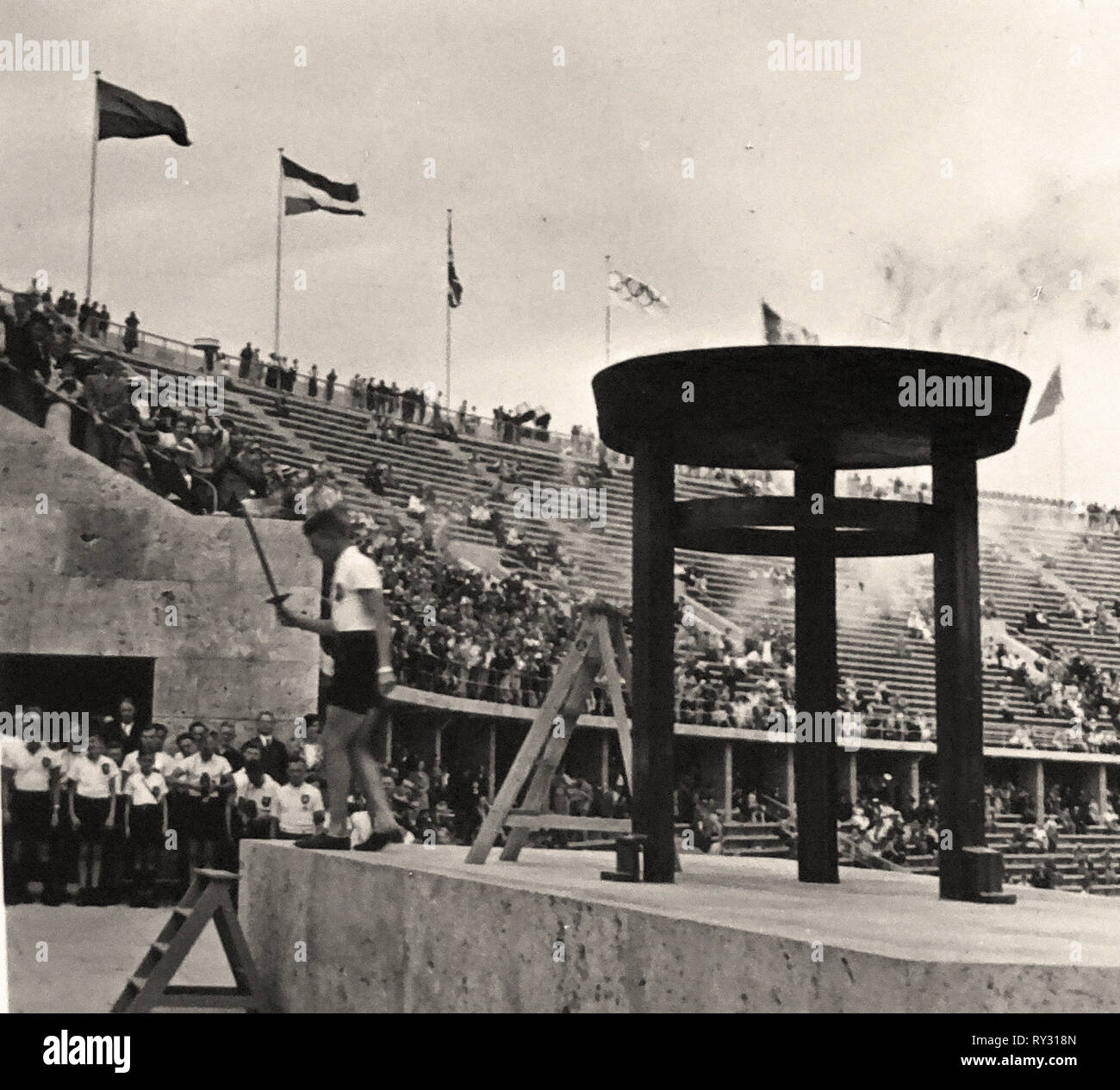 Jeux Olympiques De 1936 Berlin Allumage De La Flamme Olympique Au jeux-olympiques-de-1936-berlin-allumage-de-la-flamme-olympique-au