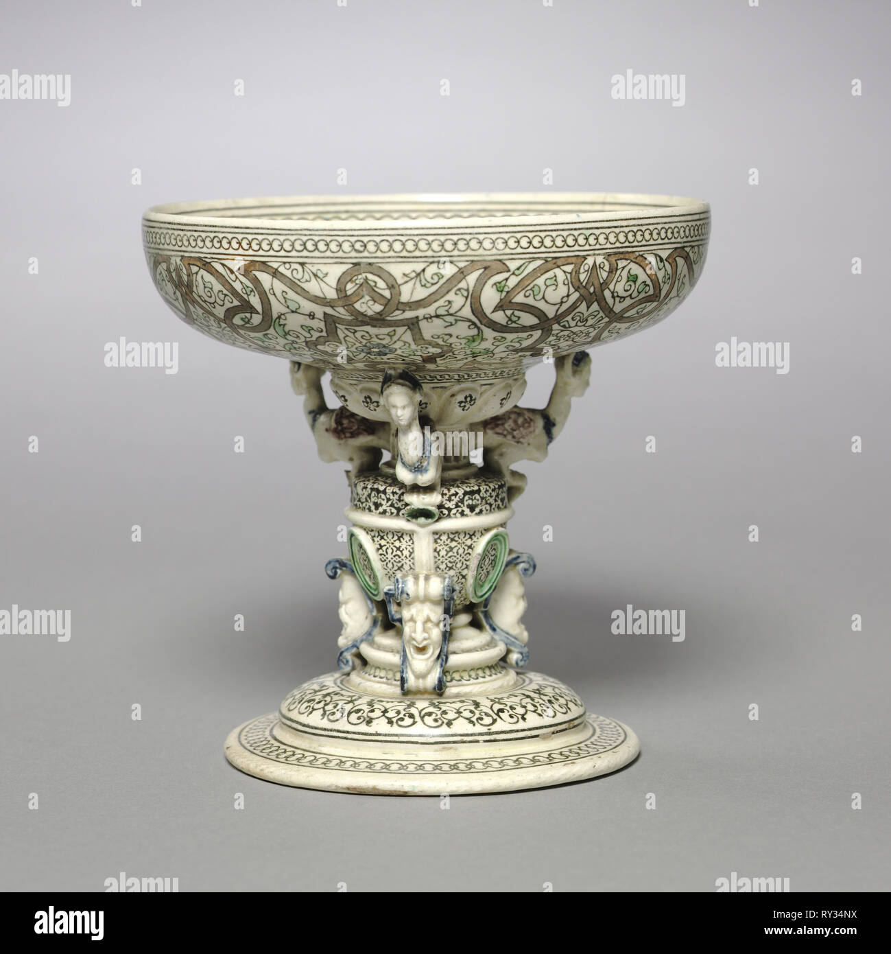 Coupe permanent, ch. 1540-1560. Saintes (Français). Laisse-vitrage, blanc-coller faïence avec décoration de marqueterie ; diamètre de bouche : 13,5 x 13,1 cm (5 5/16 x 5 3/16 in Banque D'Images