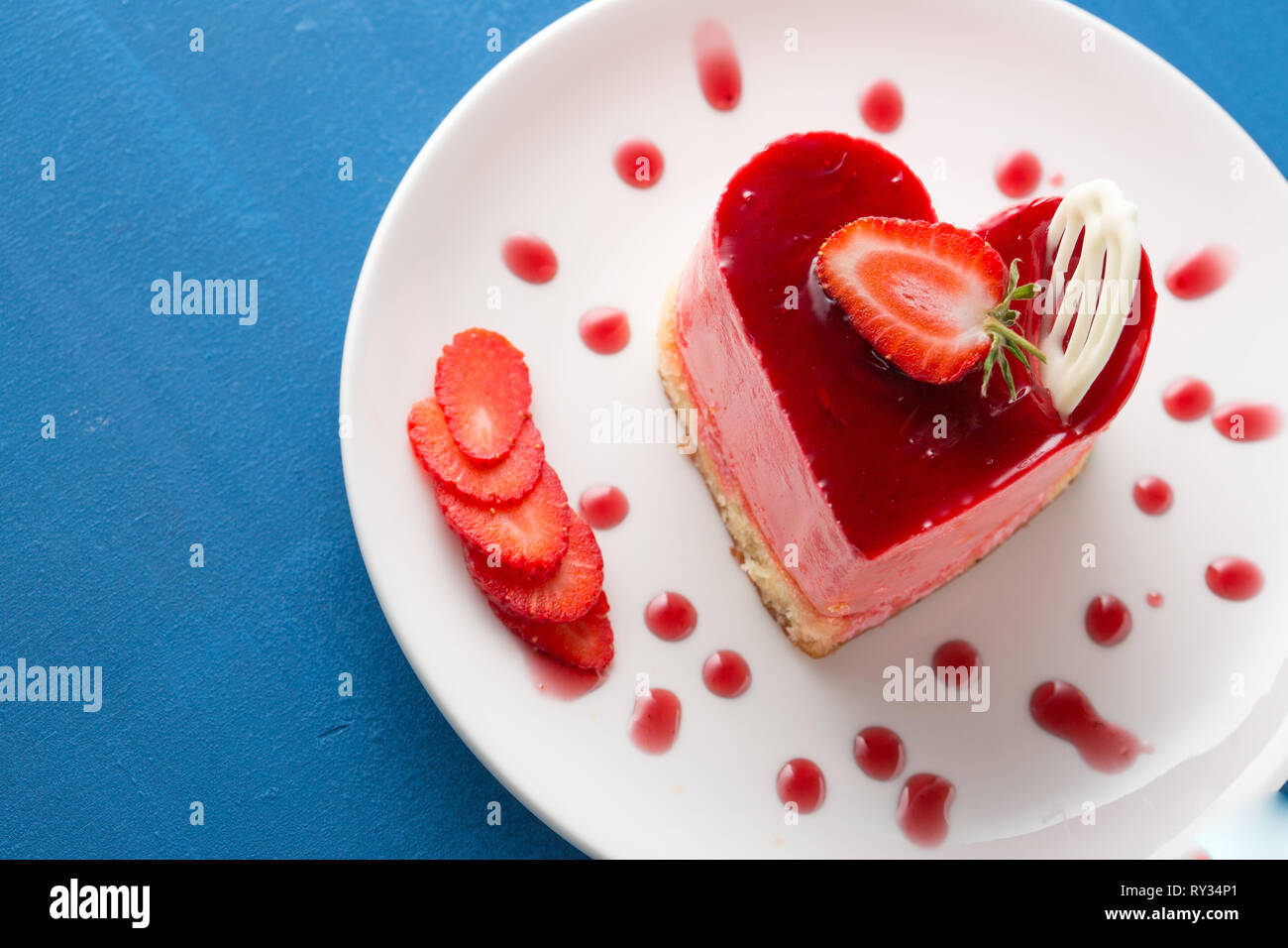 Gateau Coeur Photo Joli Coeur Delicieux Gateau Une Couleur Rouge Gateau Au Fromage Sur Une Plaque Et Une Table En Bois Photo Stock Alamy Gateau Coeur Photo Joli Coeur Delicieux Gateau Une Couleur Rouge Gateau Au Fromage Sur Une Plaque Et Une Table En Bois Photo Stock Alamy