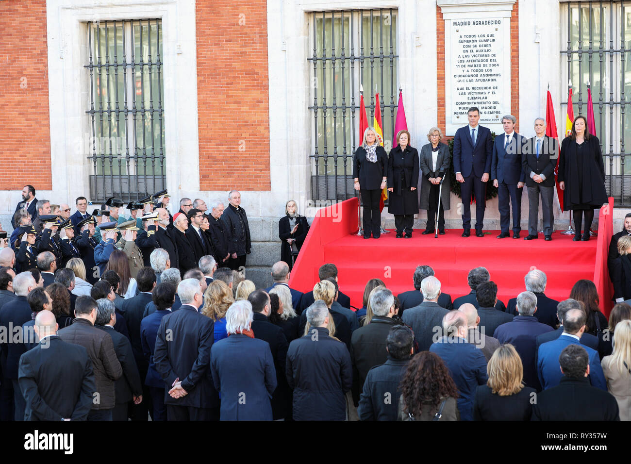 Angel Garrido (R), Pedro Sanchez (C) et Manuela Carmena (L) membre de la fondations AVT sont vus à l'offrande de fleurs au cours de l'hommage aux victimes de l'attaque de 11m. Banque D'Images