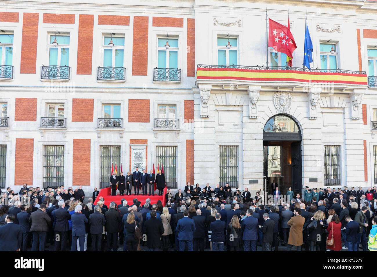 Angel Garrido (R), Pedro Sanchez (C) et Manuela Carmena (L) membre de la fondations AVT sont vus à l'offrande de fleurs au cours de l'hommage aux victimes de l'attaque de 11m. Banque D'Images