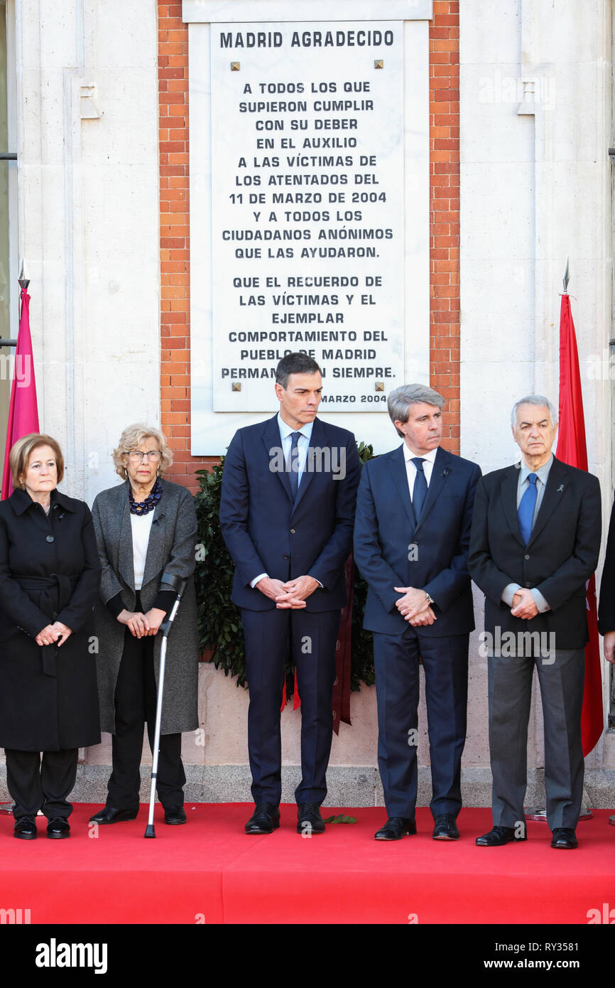 Angel Garrido (R), Pedro Sanchez (C) et Manuela Carmena (L) membre de la fondations AVT sont vus à l'offrande de fleurs au cours de l'hommage aux victimes de l'attaque de 11m. Banque D'Images