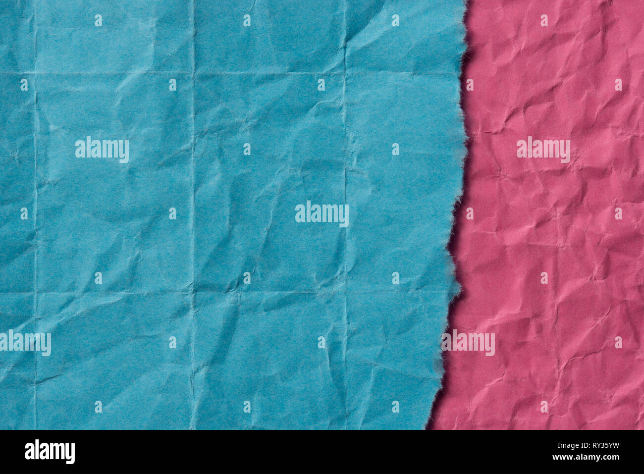 Morceaux de papier froissé couleurs bleu et rose texture de fond Banque D'Images