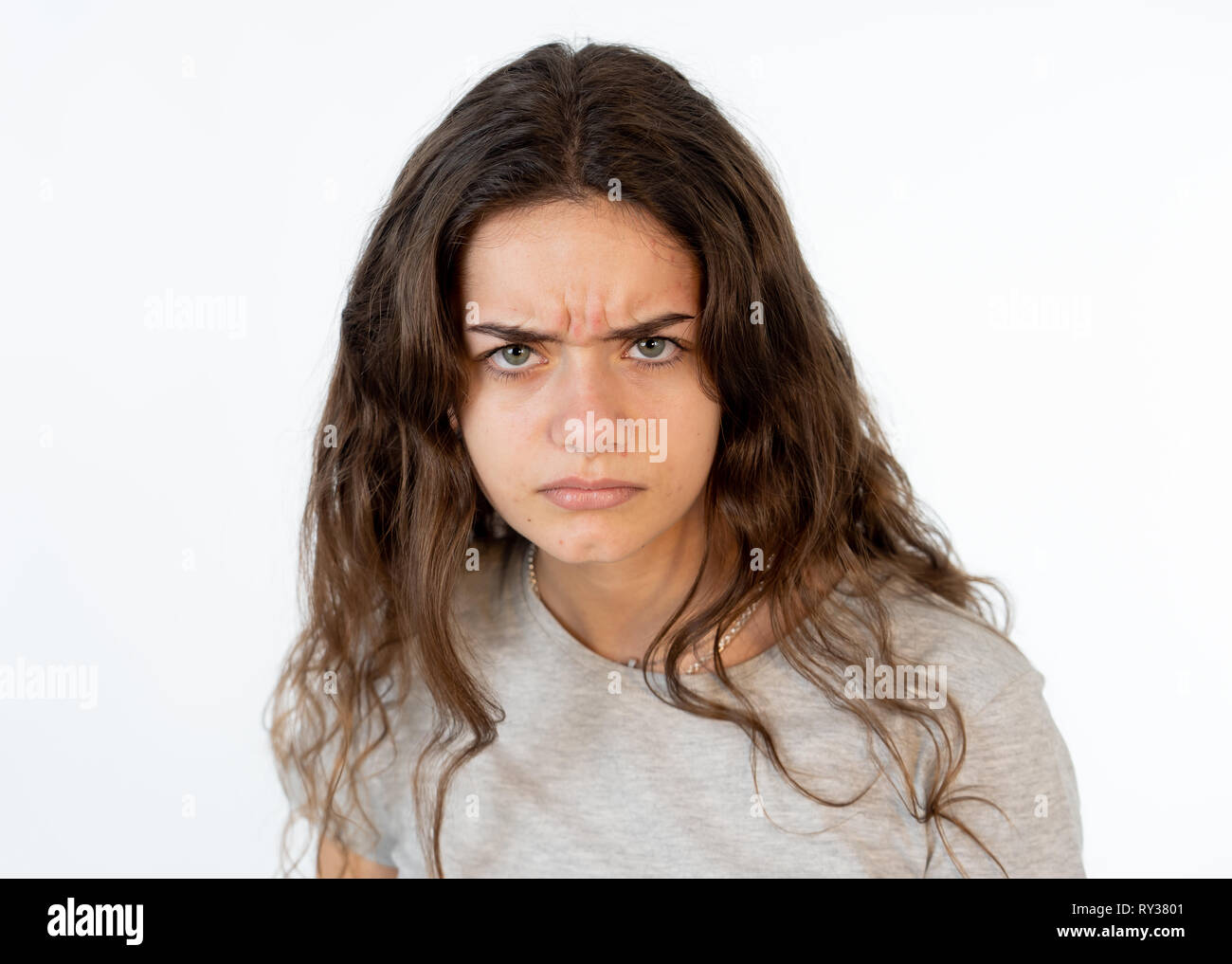 Portrait d'une jeune fille de race blanche avec un visage en colère. À la mad outrés et regardant la caméra. Les expressions du visage humain et em Banque D'Images