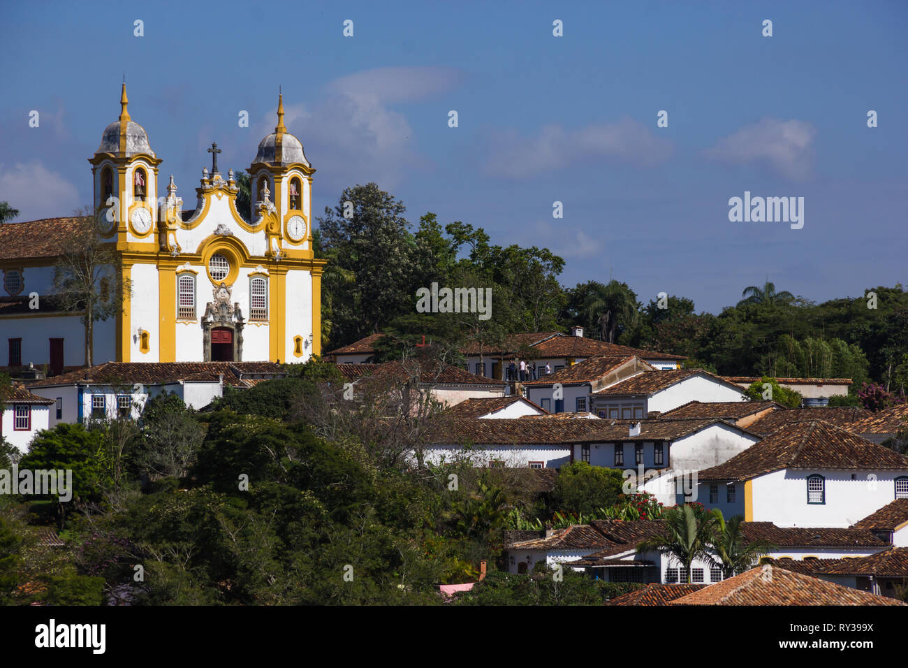 Vue sur la ville historique de Tiradentes avec église de Santo Antonio, Minas Gerais, Brésil. Banque D'Images