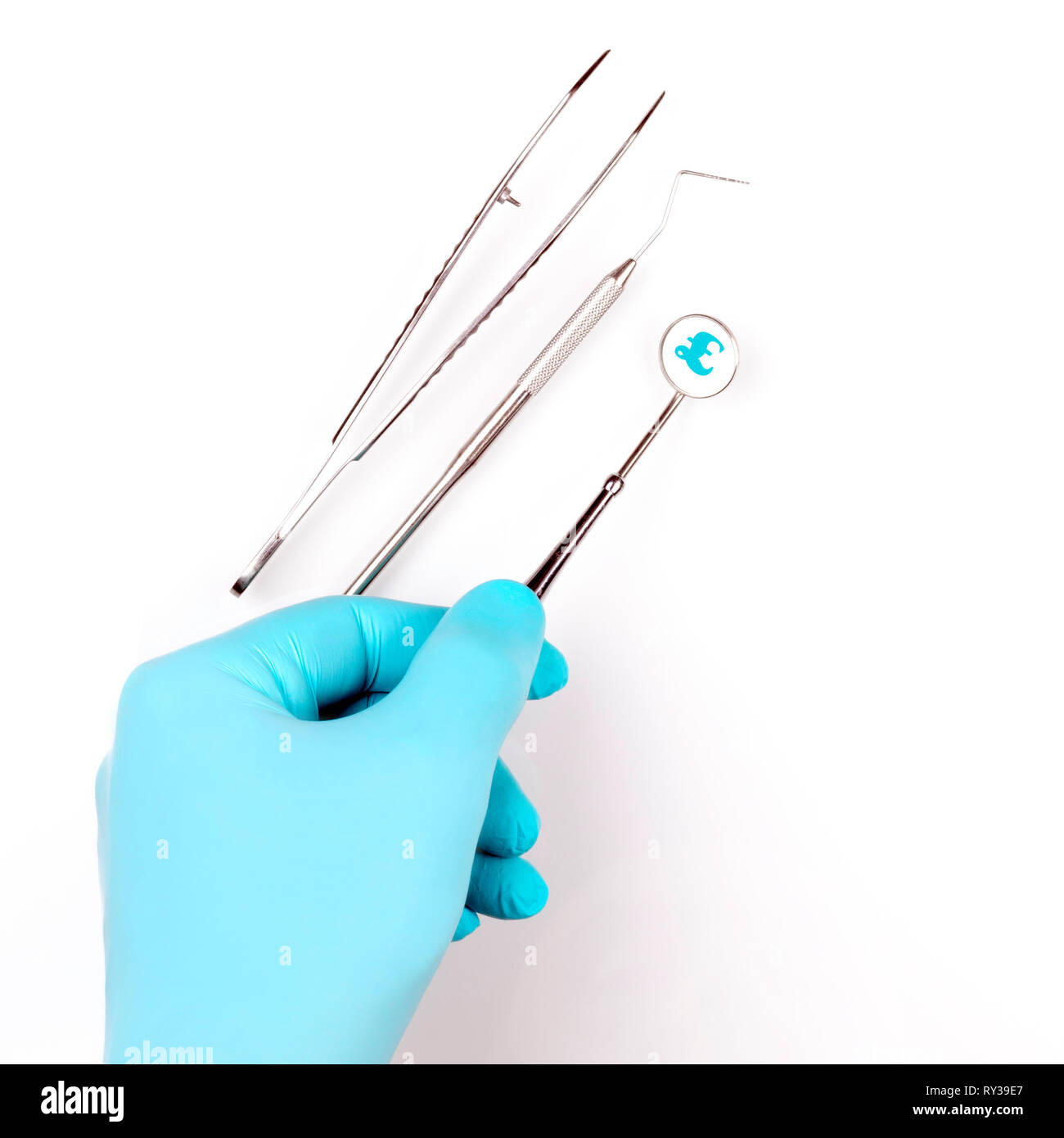 Concept cher la dentisterie ou les coûts d'assurance dentaire. Coût élevé de dentiste et les soins dentaires. Symbole de la livre sterling. - Image Banque D'Images