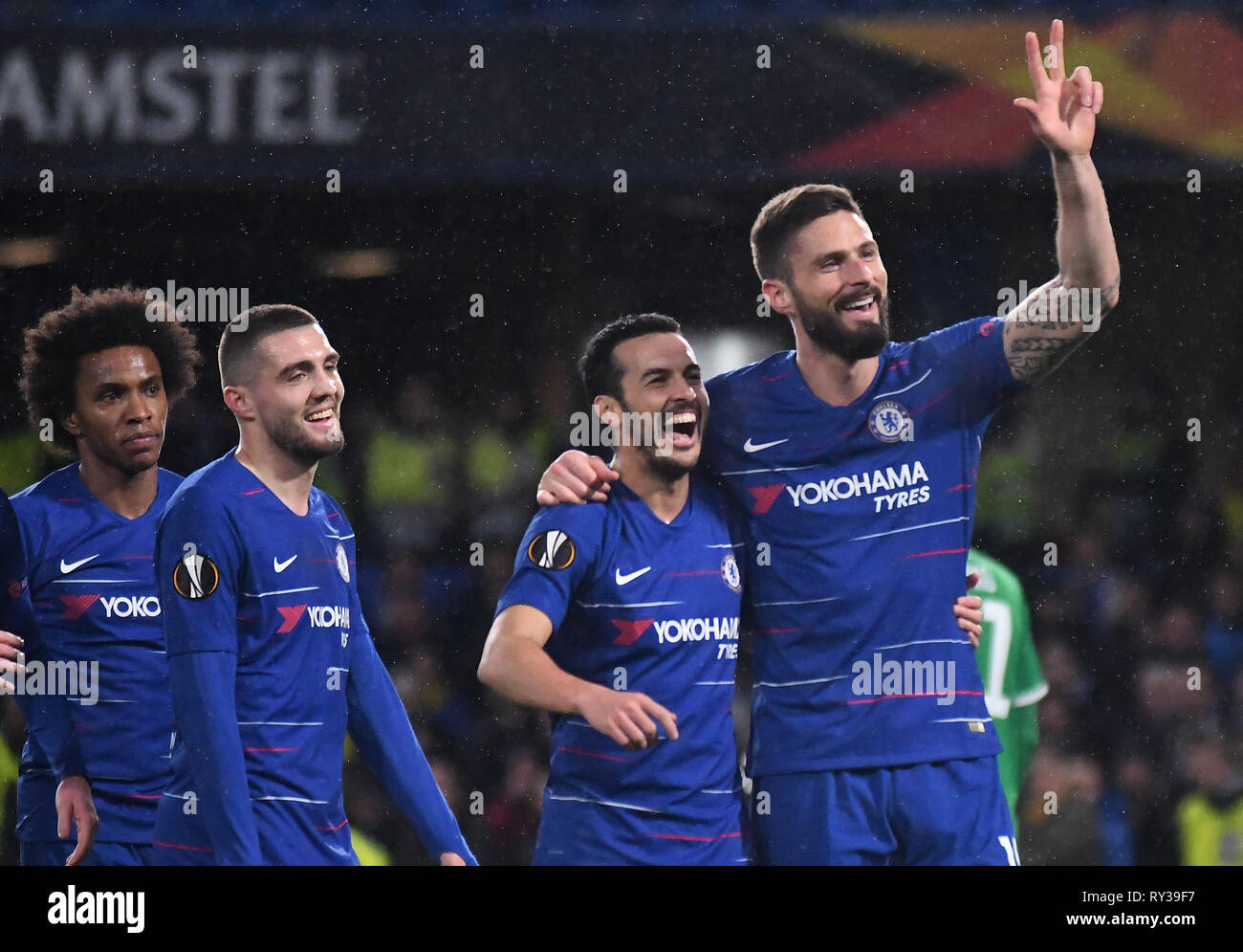 Londres, ANGLETERRE - 7 mars, 2019 : Pedro Rodriguez Ledesma d'Eliezer de Chelsea célèbre avec Olivier Giroud de Chelsea après il a marqué un but au cours de la première partie de l'UEFA Europa League 2018/19 16 Dernier round match entre Chelsea FC (Angleterre) et le Dynamo Kiev (Ukraine) à Stamford Bridge. Banque D'Images Londres, ANGLETERRE - 7 mars, 2019 : Pedro Rodriguez Ledesma d'Eliezer de Chelsea célèbre avec Olivier Giroud de Chelsea après il a marqué un but au cours de la première partie de l'UEFA Europa League 2018/19 16 Dernier round match entre Chelsea FC (Angleterre) et le Dynamo Kiev (Ukraine) à Stamford Bridge. Banque D'Images