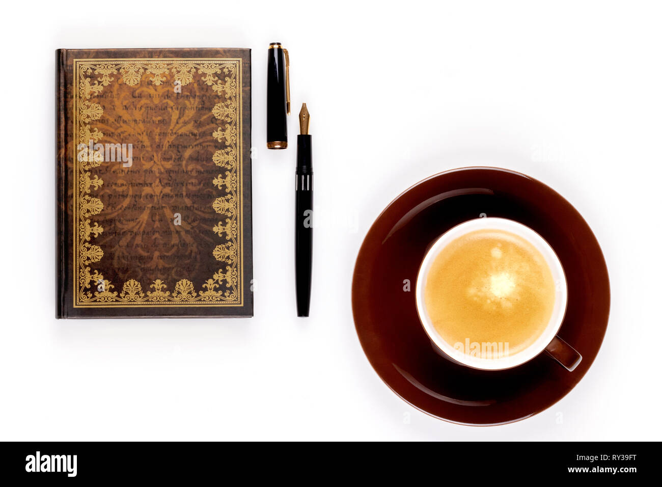 Photo gros plan de vieux portable avec un stylo à encre d'or et une tasse de café fort sur fond blanc. - Image Banque D'Images