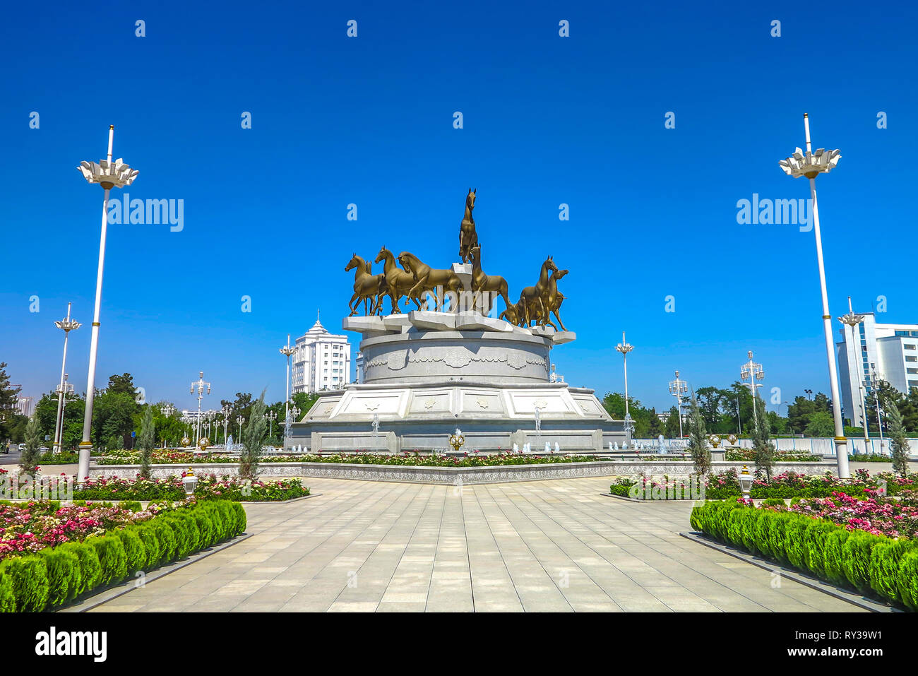 Ashgabat Turkménistan célèbre Chevaux Akhal Téké Monument Banque D'Images