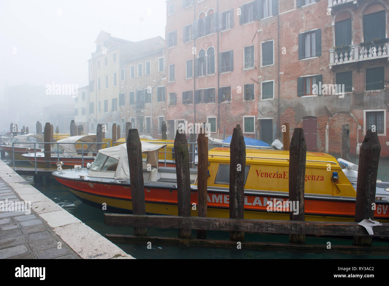 Vue sur garée en face de l'hôpital d'urgence et d'ambulance pour bateau. Banque D'Images
