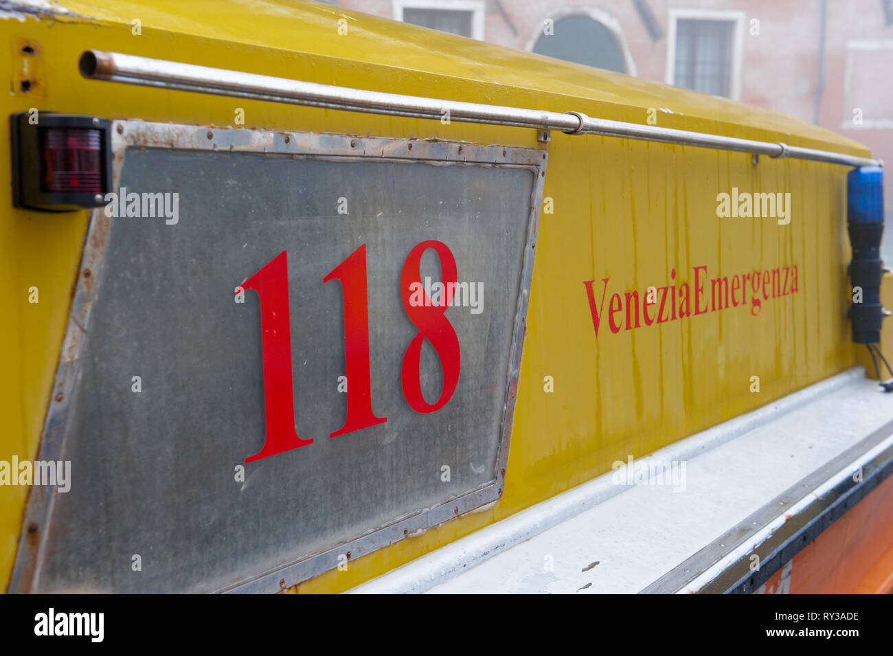Vue sur garée devant l'hôpital de voile de secours d'urgence et d'ambulance. Banque D'Images