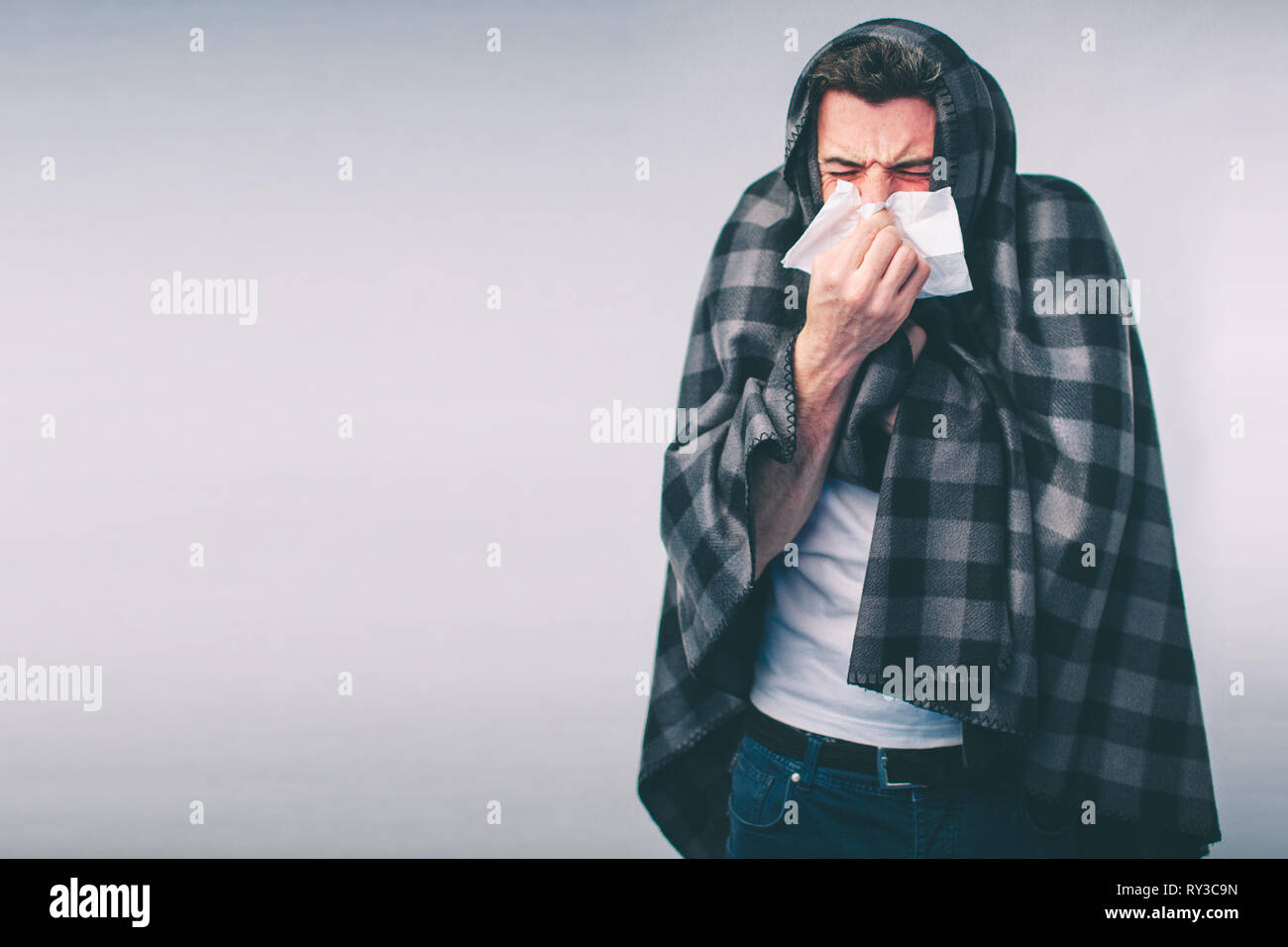 Studio photo d'un jeune homme avec un mouchoir. Guy malade a isolé le nez. l'homme fait un remède pour le rhume.Nerd est portant des lunettes. Banque D'Images Studio photo d'un jeune homme avec un mouchoir. Guy malade a isolé le nez. l'homme fait un remède pour le rhume.Nerd est portant des lunettes. Banque D'Images