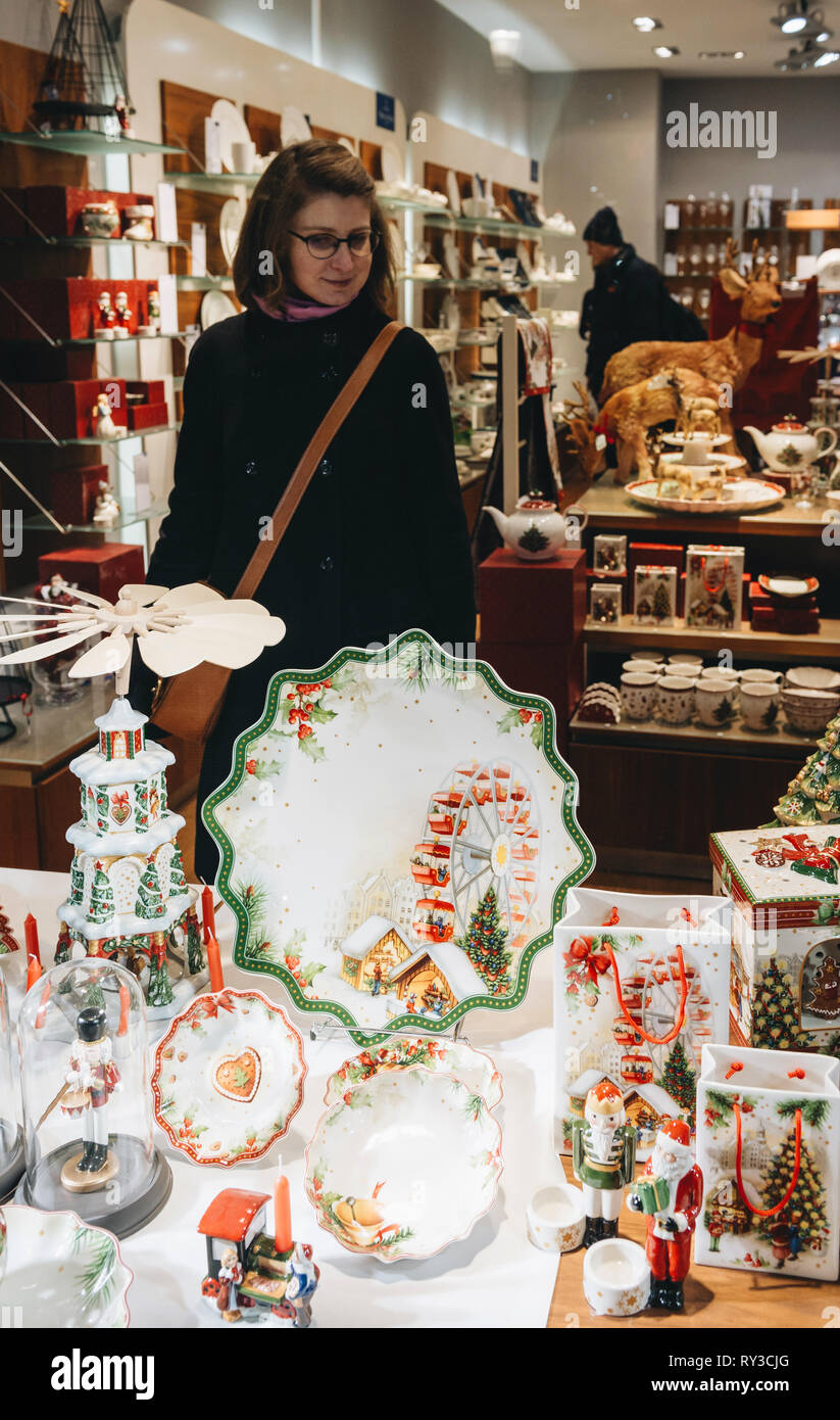 STRASBOURG, FRANCE - DEC 23, 2017 : l'intérieur de Villeroy & Boch  porcelaine Vaisselle cermaic cadeaux de noël vacances d'hiver - seaarch  pour le cadeau parfait et l'arbre de Noël Photo Stock - Alamy