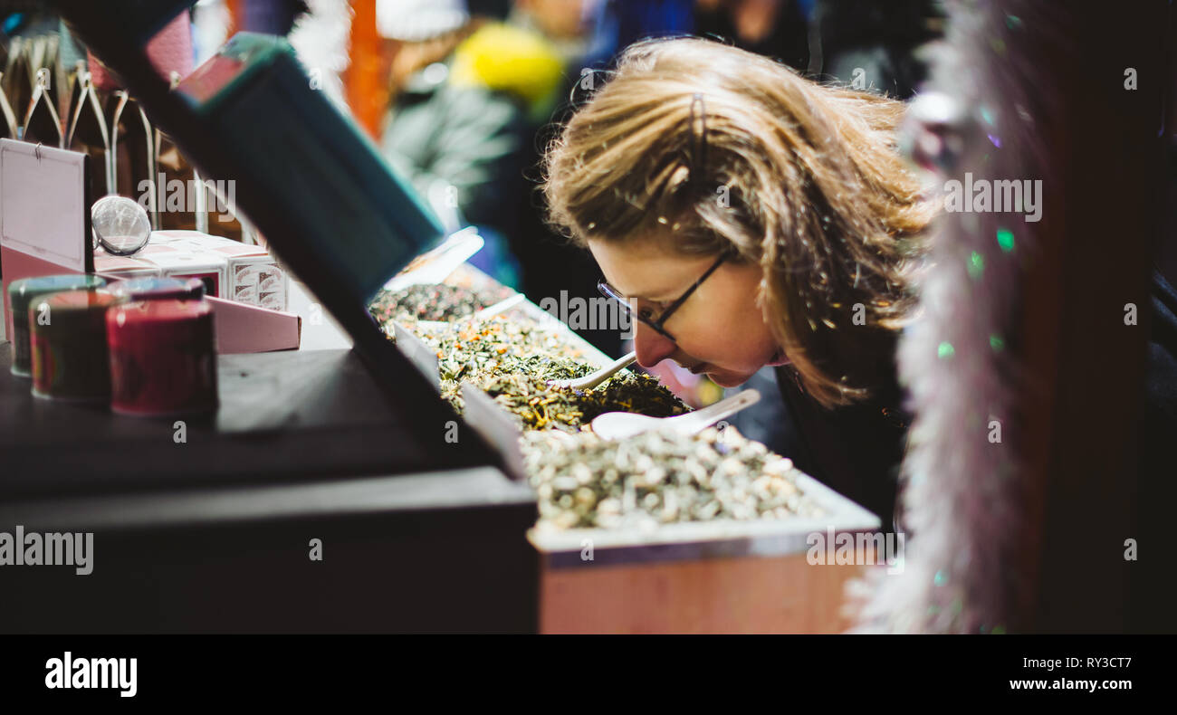 Woman smelling le traditionnel thé de Noël au Marché de Noël à Strasbourg Alsace, France Banque D'Images