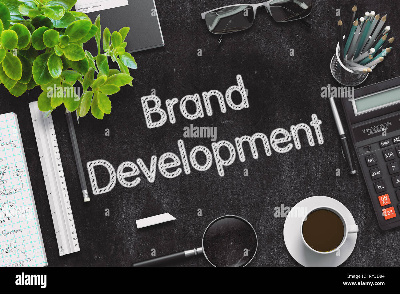 Le développement de marques - Tableau noir avec texte dessiné à la main et de la papeterie. Vue d'en haut. Le Rendu 3d. Illustration aux tons. Banque D'Images