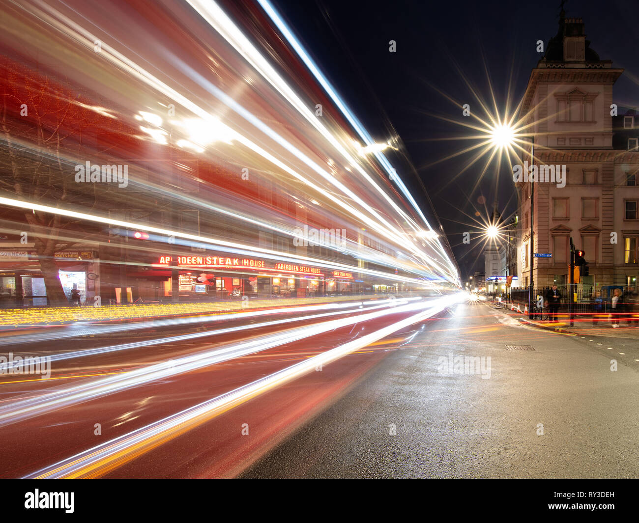 Paysage de nuit de Londres. Il s'agit d'Praed Street traffic avec l'hôtel Hilton sur la droite. Banque D'Images