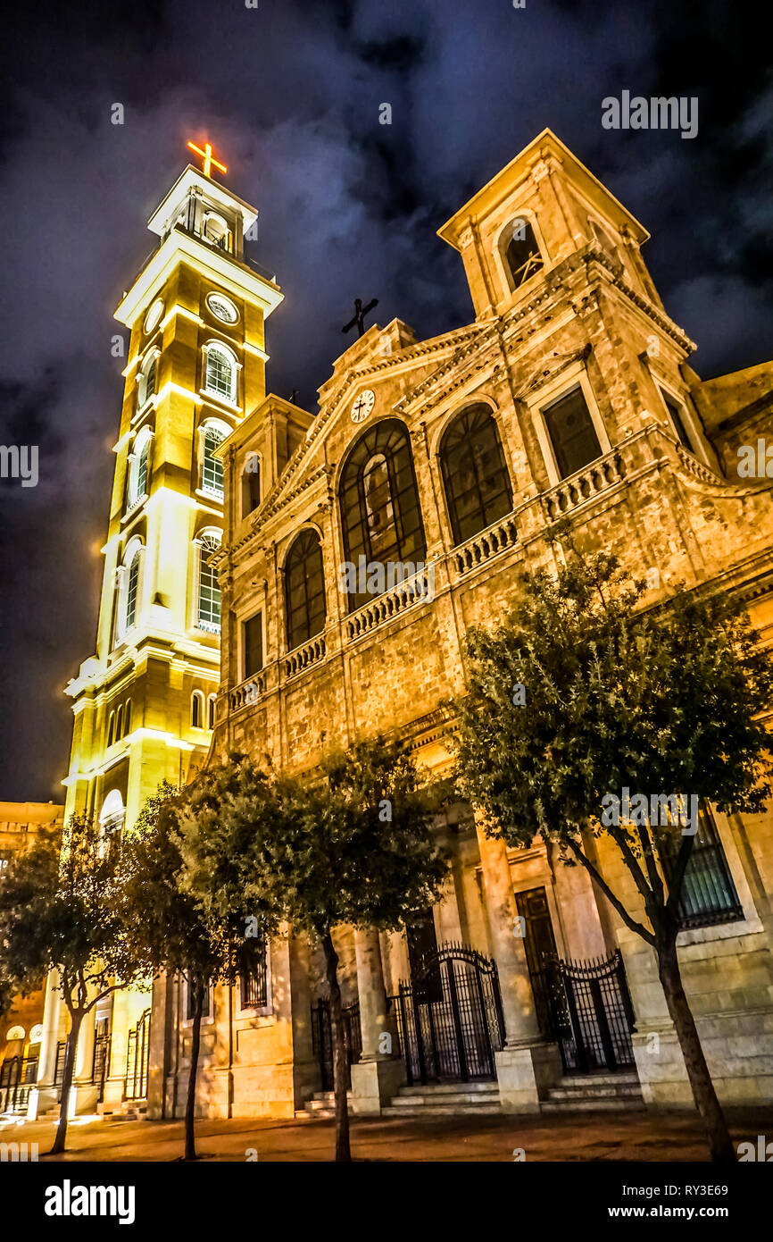 La cathédrale maronite Saint Georges de Beyrouth est éclairée la nuit Banque D'Images