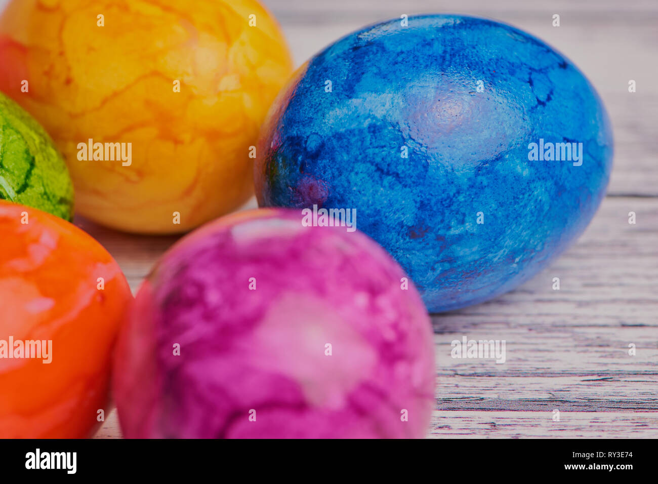 Œufs de Pâques colorés sur une surface en bois blanc, couleur macro photo avec copie espace Banque D'Images