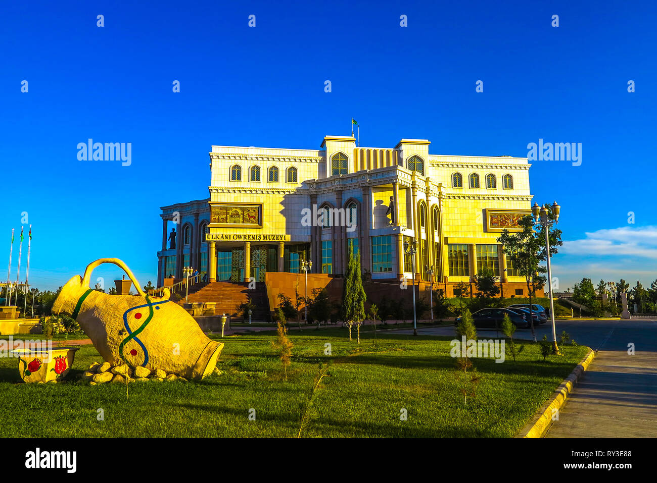 Le Turkménistan Mary Regional History Museum au coucher du soleil Banque D'Images