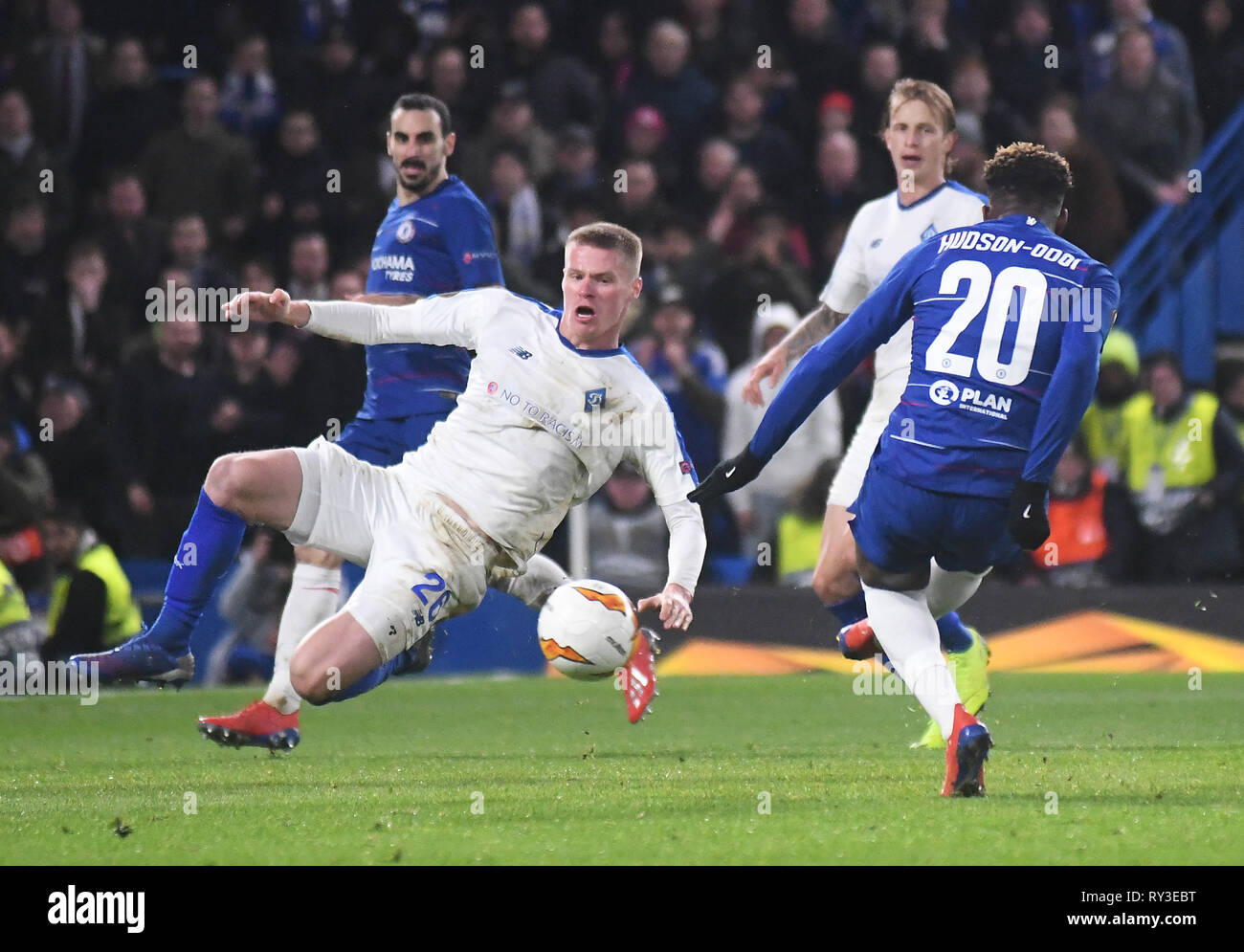 Londres, ANGLETERRE - 7 mars, 2019 : Dynamo de Burda Mykyta tente d'arrêter un tir qui est allé dans de Callum Hudson-Odoi de Chelsea durant la première partie de l'UEFA Europa League 2018/19 16 Dernier round match entre Chelsea FC (Angleterre) et le Dynamo Kiev (Ukraine) à Stamford Bridge. Banque D'Images