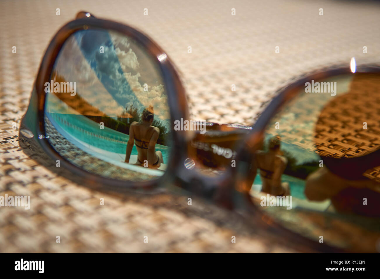Italie - juillet 2018. Une fille se détendre à côté de la piscine dans un resort au cours d'une journée ensoleillée d'été. Banque D'Images