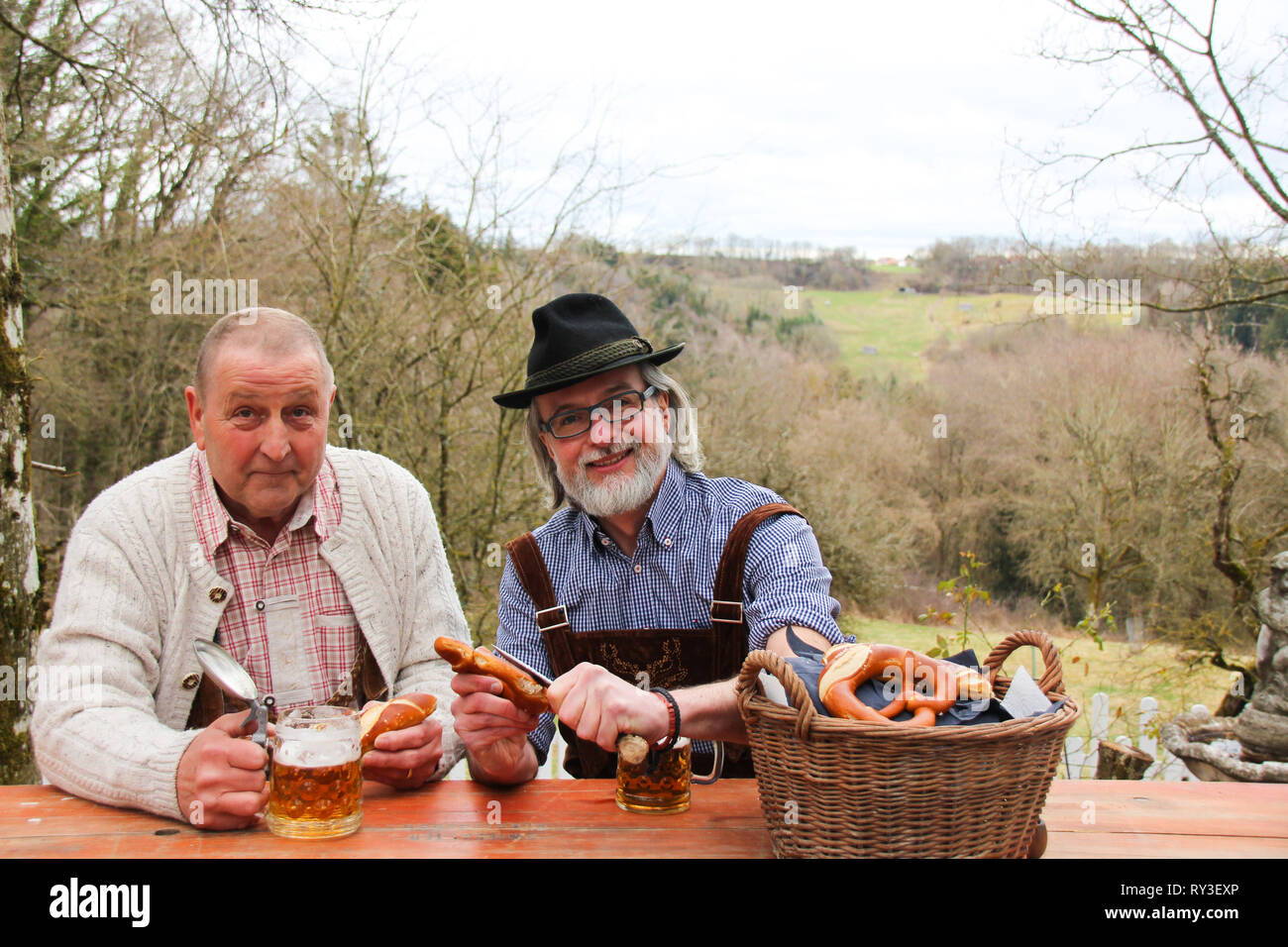 Deux hommes portant le festival Octobre bavarois s'efforcer, de boire une bière et se sentir heureux à l'extérieur Banque D'Images