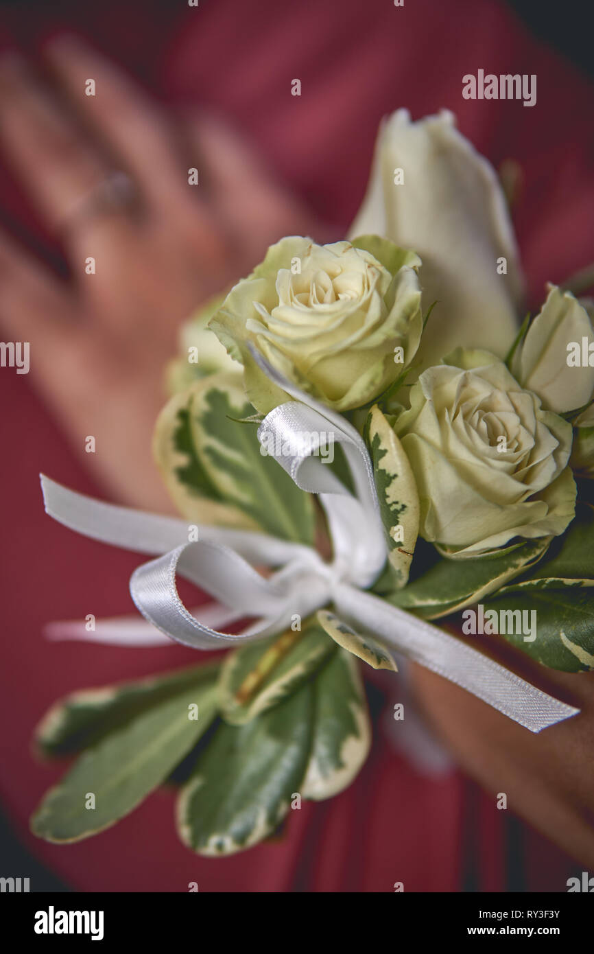 Vue rapprochée d'un corsage rose blanche sur un . Le romantisme et la notion de mariage. Le format Portrait. Banque D'Images