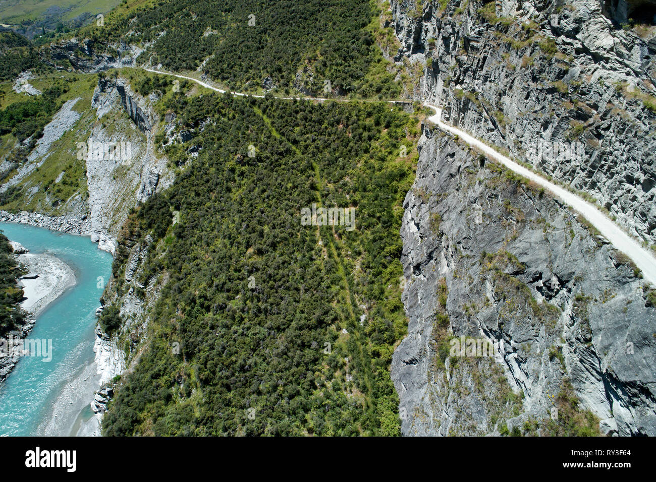 En route Skippers Canyon, et Shotover River, près de Queenstown, île du Sud, Nouvelle-Zélande - vue aérienne Banque D'Images