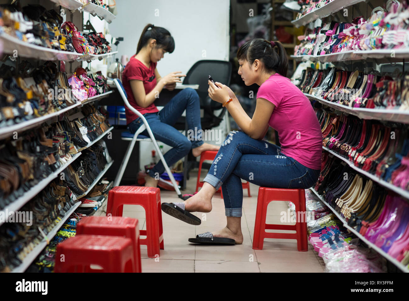 Vendeuse asiatique dans un magasin de chaussures. Shopgirl dans un magasin  de chaussures à Hanoi, Vietnam Photo Stock - Alamy