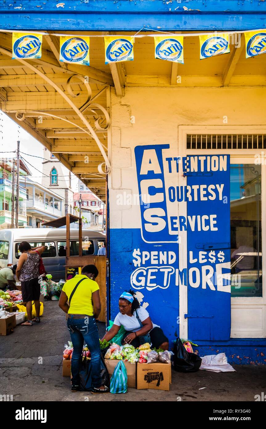 La Dominique, la capitale Roseau, scène de la vie quotidienne, l'acheteur de fruits et légumes sur les trottoirs du centre-ville Banque D'Images
