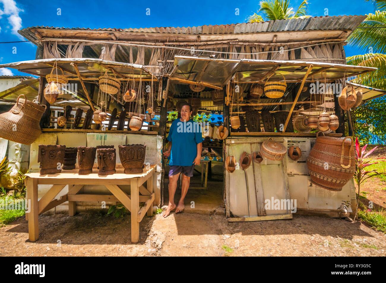 La Dominique, Kalinago, originaire du territoire des indiens Caraïbes femme en face de sa boutique d'artisanat traditionnel avec des fibres tressées et de fougère arborescente roots Banque D'Images