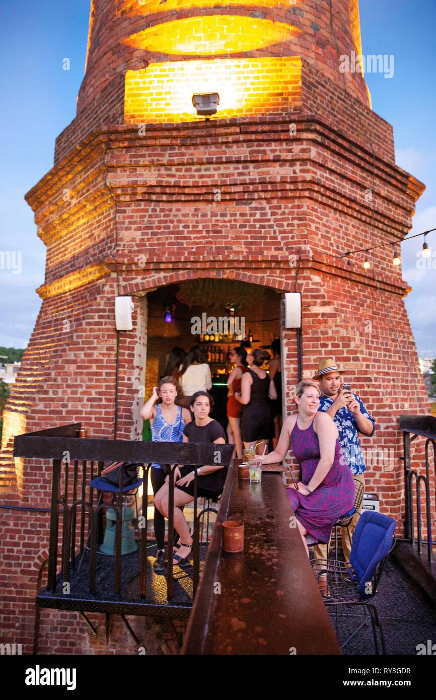 Cuba, La Havane, Vedado, touristes dans le bar situé dans la cheminée en brique d'el Cocinero restaurant dans le centre multiculturel la Fabrica de arte cubano Banque D'Images