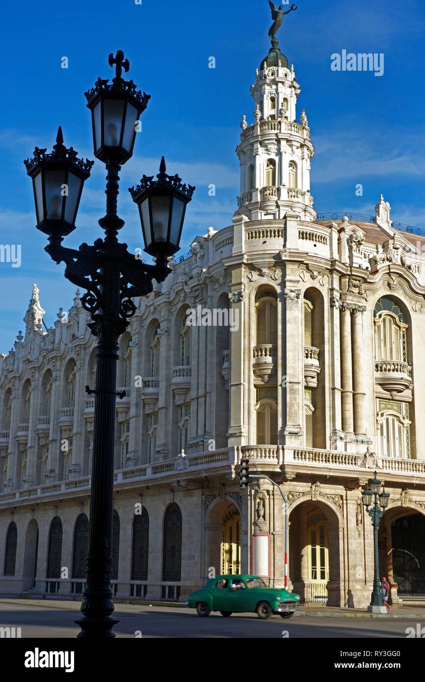 Cuba, La Havane, La Vieille Havane, inscrite au Patrimoine Mondial de l'UNESCO, vieille voiture américaine en passant en face du Grand Théâtre, opéra de style baroc Banque D'Images