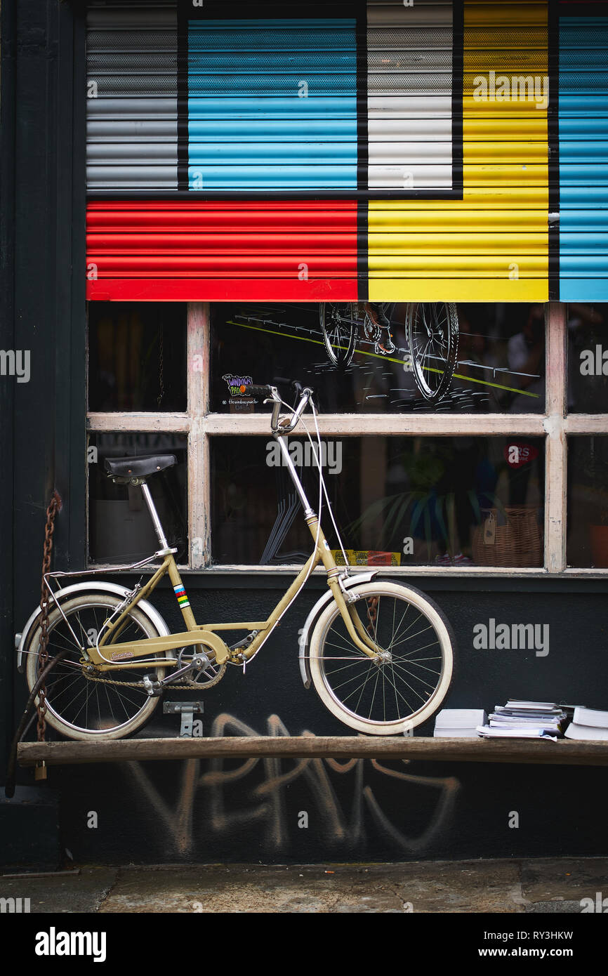 Londres, UK - août 2018. Vintage bicycle en dehors d'un magasin de vélo à Shoreditch. Banque D'Images
