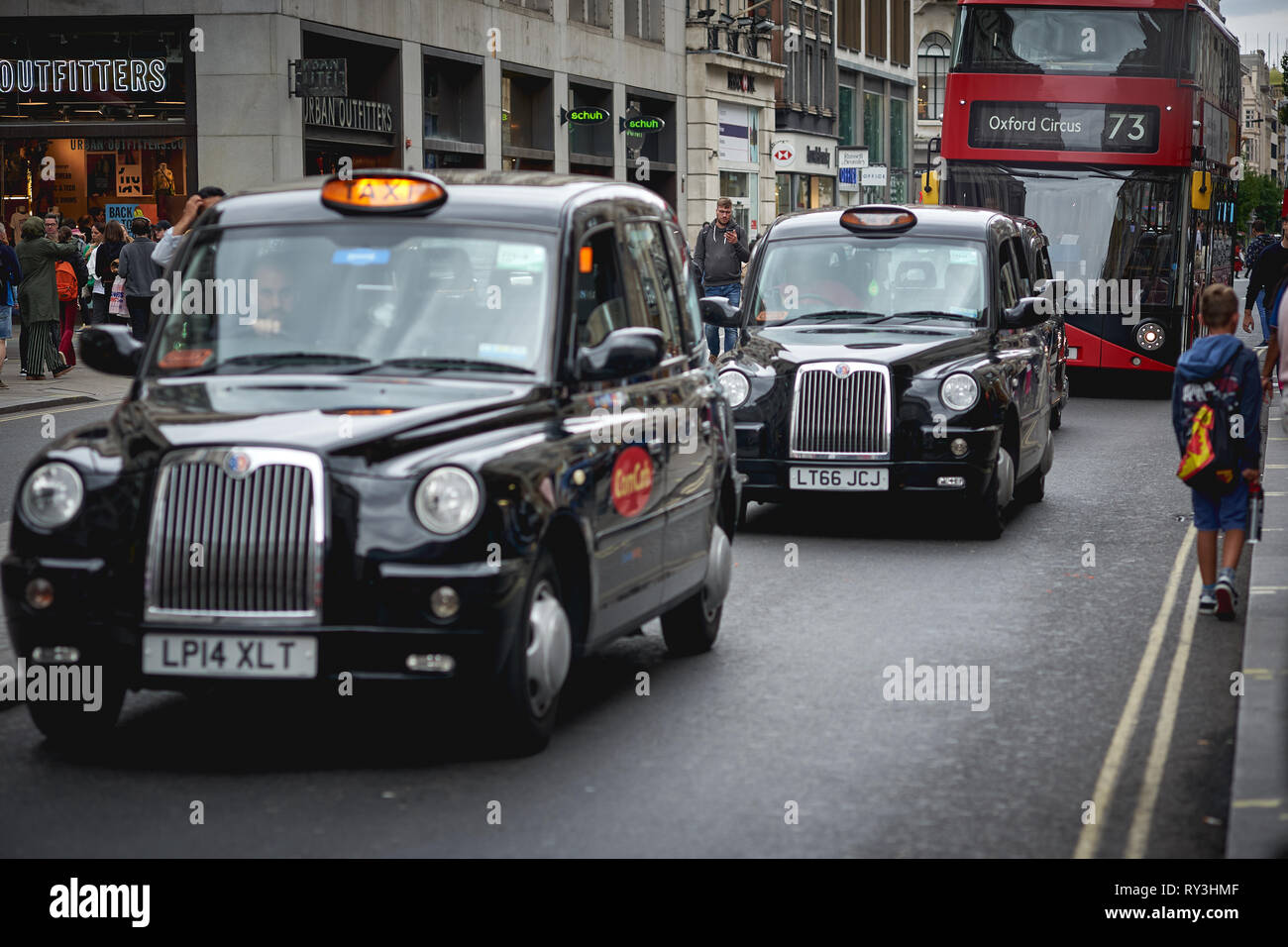 Londres, UK - août 2018. Les taxis noirs et rouges iconiques bus dans le centre de Londres. Banque D'Images