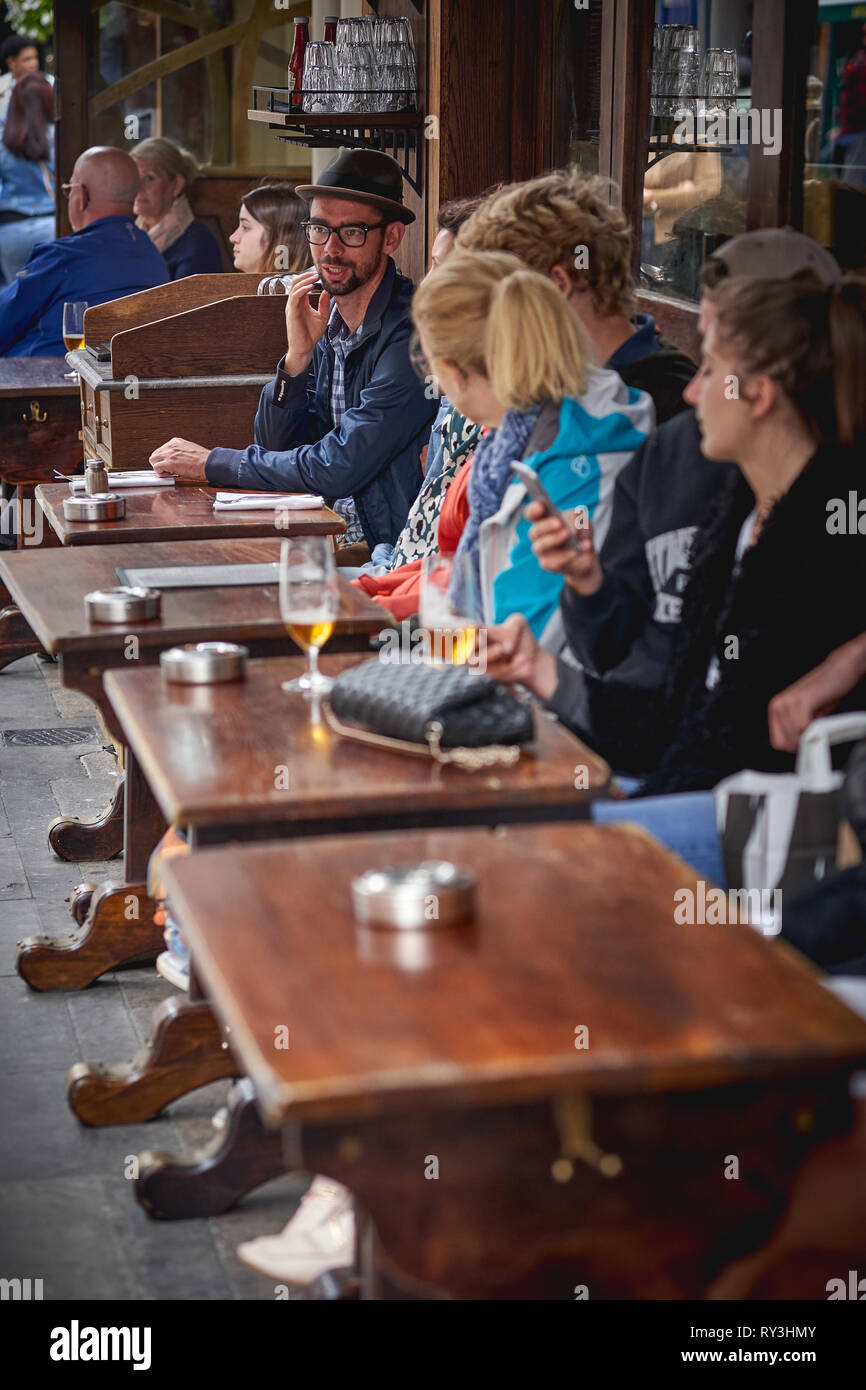 Londres, UK - août 2018. Les jeunes ayant des boissons à l'extérieur d'un bar café à Soho, Londres. Banque D'Images