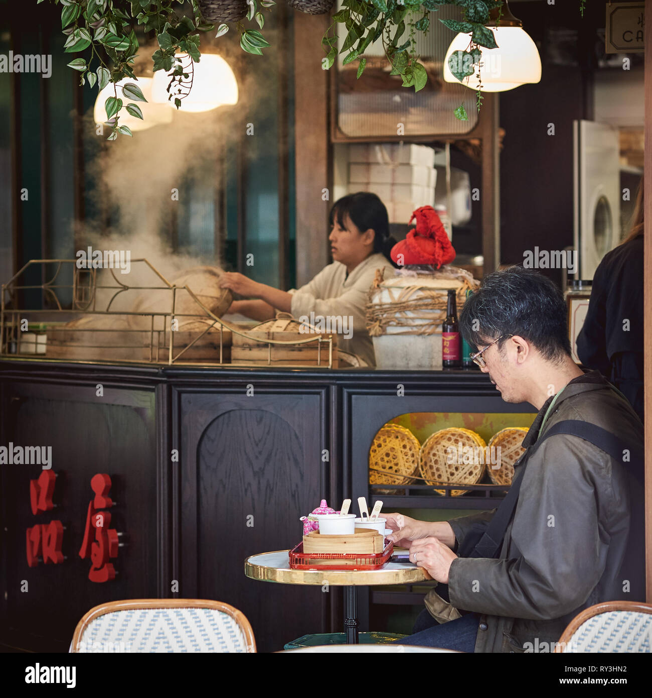 Londres, UK - août 2018. Un homme de boire le thé traditionnel dans un restaurant chinois dans le centre de Londres. Banque D'Images