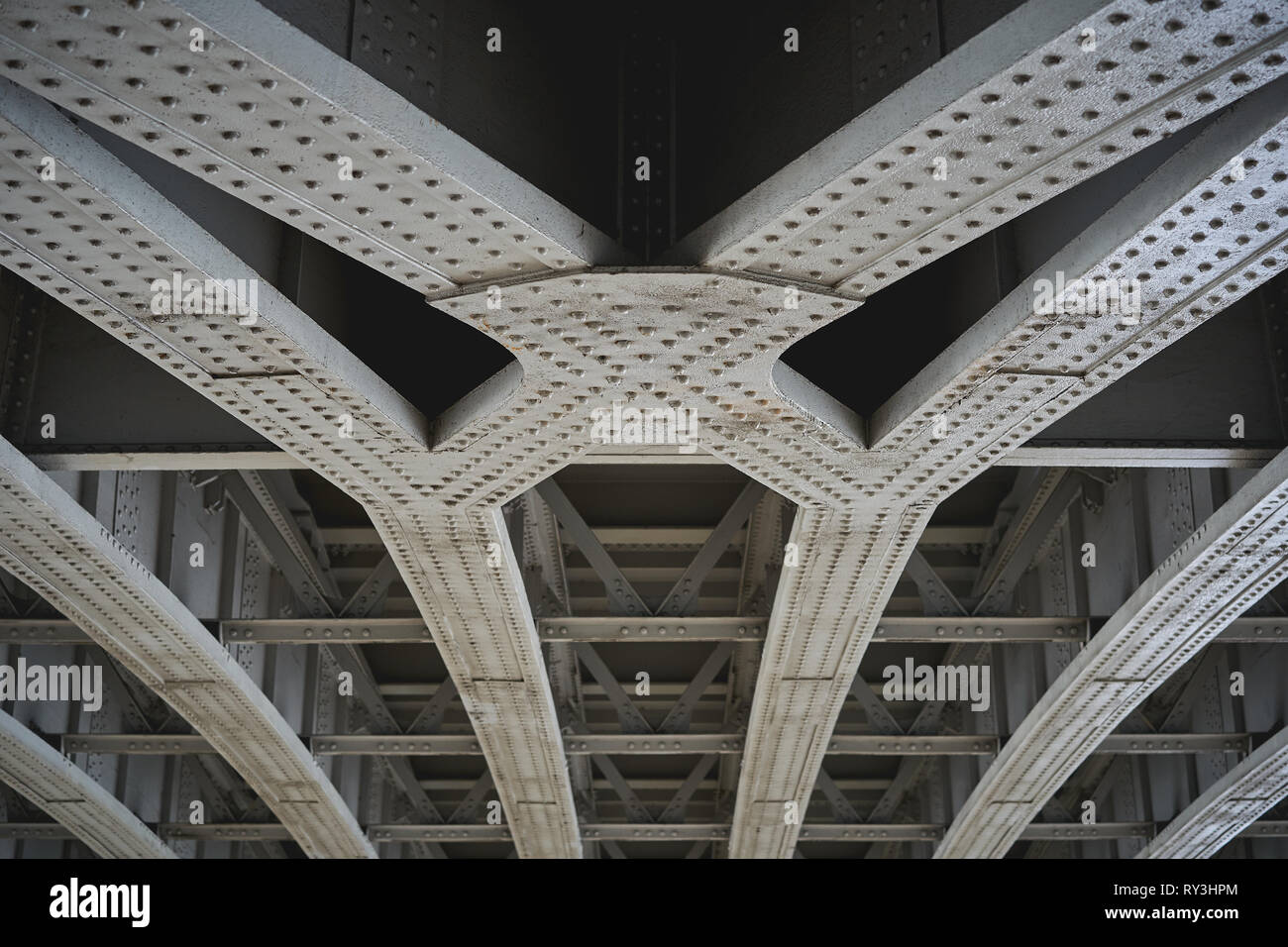 Poutres en acier sur un pont de chemin de fer de plaques d'acier et liaisons rivetées. Le format paysage. Banque D'Images