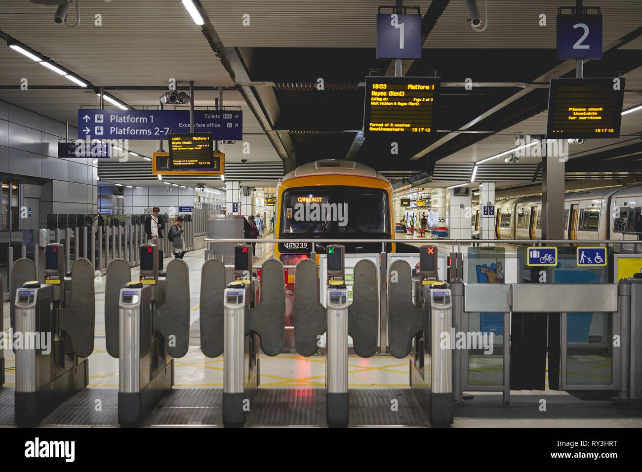 Londres, Royaume-Uni - Octobre 2018. Un train du sud-est sur une plate-forme à Cannon Street station. Banque D'Images