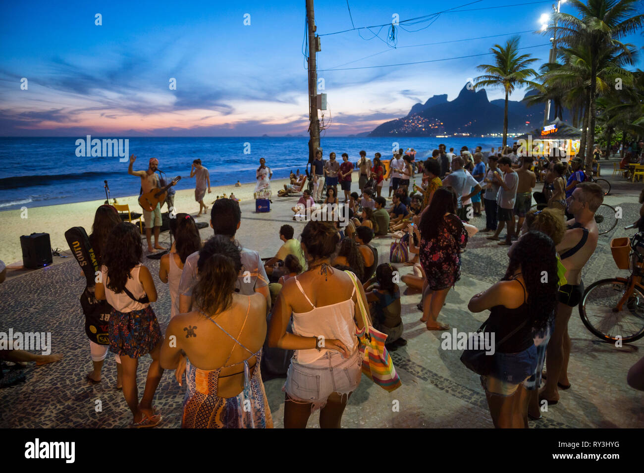 RIO DE JANEIRO - Mars 20, 2017 : un musicien joue la musique jazz Bossa Nova dans un cadre informel sur les performances l'Ipanema Beach Boardwalk. Banque D'Images