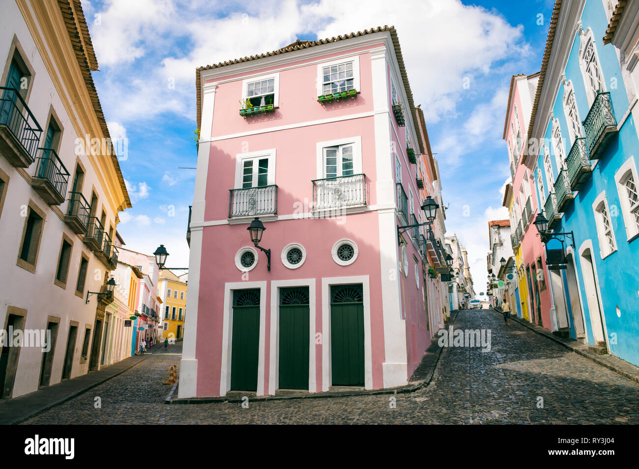 Vue panoramique de jour étroites rues pavées bordées de l'architecture coloniale colorée du centre historique de Pelourinho, à Salvador, Brésil Banque D'Images
