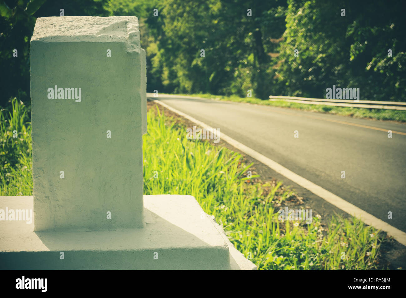 Les kilomètres de marqueur est faite de ciment sur le côté de la route. Le concept de tourisme voyage. Banque D'Images