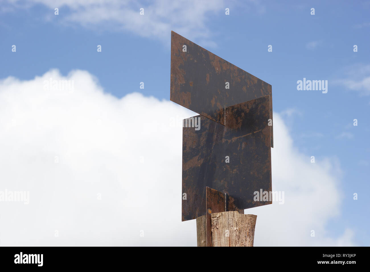 Blank guide post faite de plaques d'acier sont épinglées sur poteaux de bois sur fond de ciel. Banque D'Images
