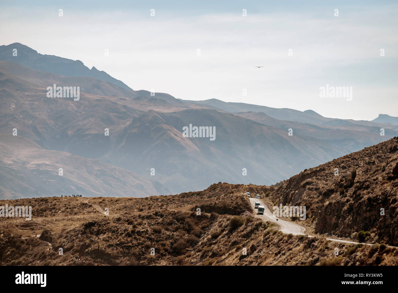 Paysage de haute altitude avec allée et les crêtes des montagnes au Pérou Banque D'Images
