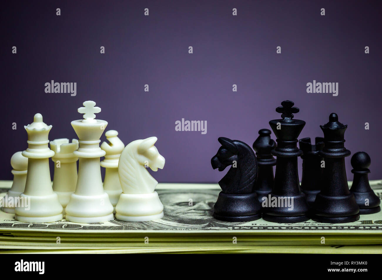 Échecs blancs et noirs s'affrontent sur un billet de un dollar. Concept de stratégie d'entreprise ou d'affaires de guerre. Banque D'Images