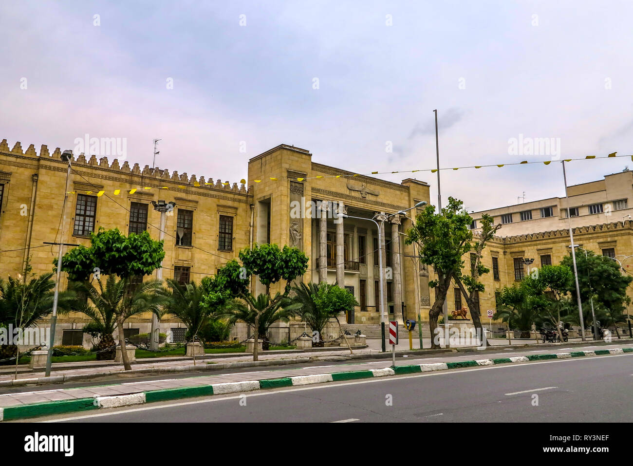 Édifice du gouvernement de Téhéran avec piliers et sculptures parthe zoroastrien Banque D'Images