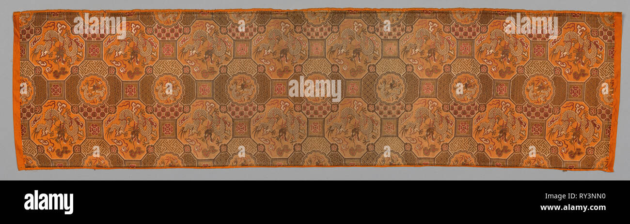 Chemin de table, fin du xixe ou début du xxe siècle. Japon, fin 19-début du 20e siècle. La soie et le fil métallisé ; moyenne : 139,3 x 37 cm (54 13/16 x 14 9/16 in Banque D'Images